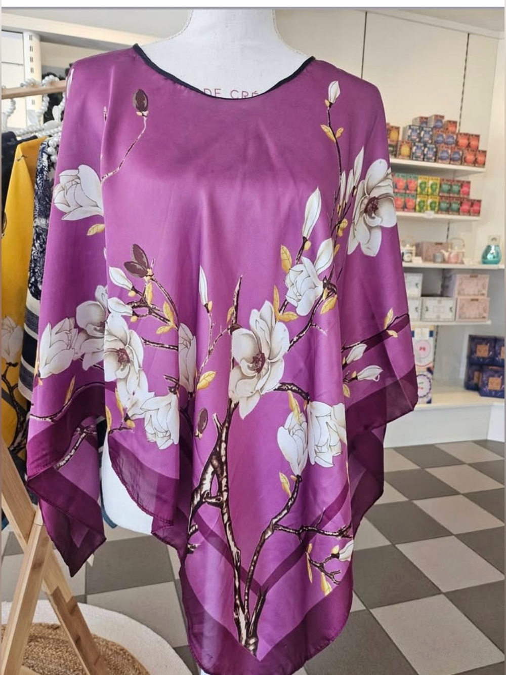 NIP Floral print shawl features a dipped hem and a magnolia design💐 - Picture 2 of 4